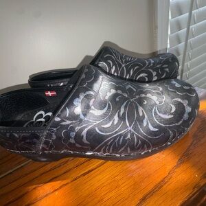 Sanita Women's Black and Gray Patterned Clogs